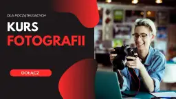 Uśmiechnięta dziewczyna z aparatem, zaproszenie na kurs fotografii dla początkujących. Dołącz!