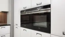 Jak skutecznie zmyć tłuszcz z szafek kuchennych bez wysiłku