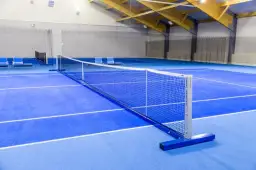 Co jest potrzebne do gry w tenisa ziemnego: kompletna lista sprzętu 2025