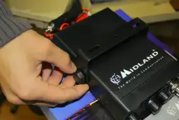 Jak podłączyć CB radio w ciężarówce? Poradnik krok po kroku (24V)