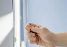 Jak założyć sznurek do rolety rzymskiej - proste kroki, które działają