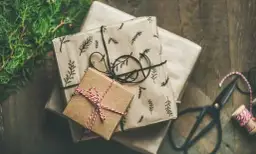 Jak zapakować prezent na chrzciny? Porady ekspertki i modne triki