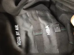 Metka z napisem HOOD BY AIR i HBA, rozmiar L, na czarnej podszewce.