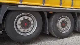 Podnoszenie osi w naczepie po co? Odkryj korzyści i zastosowania