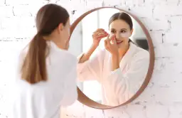 Przebarwienia pod oczami - jak je zniwelować i jak dbać o cienką i wrażliwą skórę w tej strefie?