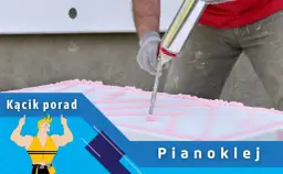 Ręce w rękawiczkach nakładają pianoklej na białą powierzchnię. Czy pianoklej jest wodoszczelny? Dowiedz się w Kąciku porad.