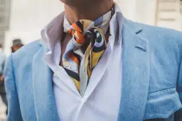 Jak nosić krawat bolo elegancko: praktyczne porady i najlepsze stylizacje