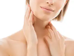 Jak skutecznie pozbyć się naszyjnika Wenus i poprawić wygląd szyi