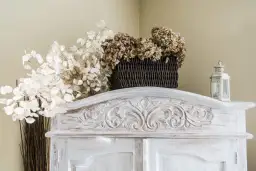 Jak pomalować meble na styl prowansalski - proste techniki i kolory