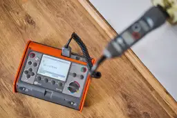 Rezystancja izolacji: klucz do bezpieczeństwa w instalacjach elektrycznych