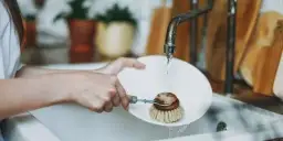 Jak zmywać naczynia skutecznie i szybko, unikając najczęstszych błędów