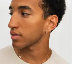 Kolczyk w lewym uchu: znaczenie i symbolika w różnych kulturach