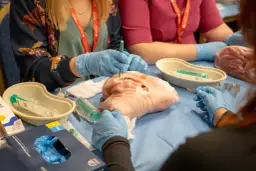 Symulacja zabiegu chirurgicznego, ćwiczenie technik zapobiegania zapaleniu otrzewnej i powikłaniom pooperacyjnym.