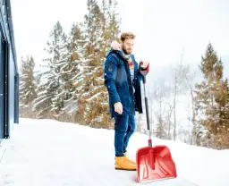 Jak odśnieżyć podjazd skutecznie i bez zbędnego wysiłku
