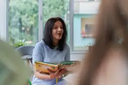 Ile zarabia pedagog specjalny w przedszkolu? Sprawdź różnice w pensjach