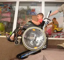 Jak wjechać wózkiem inwalidzkim po schodach bezpiecznie i skutecznie