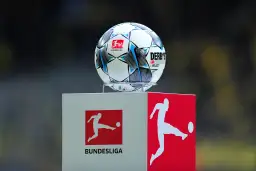 Piłka Bundesligi na cokole z logo ligi. Kto zostanie królem strzelców?