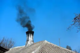 Gdzie zgłosić palenie śmieci: skuteczne sposoby na walkę z trucicielami