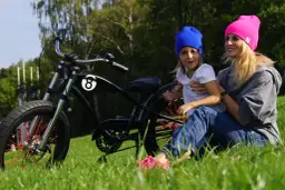 Jak stylowo nosić czapkę smerfetka: 5 modnych pomysłów na co dzień