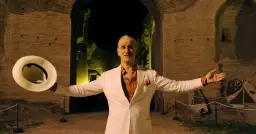 Wielkie piękno recenzja - odkryj ukryte znaczenia i krytykę filmu