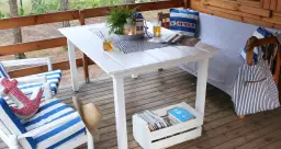 Jak zrobić stolik ogrodowy z drewna? DIY krok po kroku!