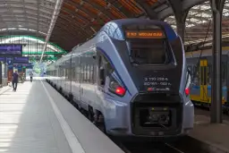 Pendolino na dworcu, gotowe do podróży. Zastanawiasz się, ile zarabia konduktor Pendolino?