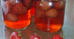 Zamknij smak lata w słoiku kompotu z truskawek! Oto łatwy przepis