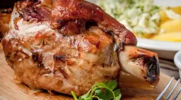 Golonka: Jak gotować, by była miękka i miała chrupiącą skórkę?