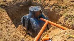 Instalacja szamba i rur w wykopie. Zastanawiasz się, ile kosztuje ułożenie rur w wykopie? Oto przykład prac.