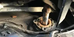 Jak zdiagnozować uszkodzone łożysko amortyzatora i uniknąć kosztów naprawy