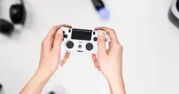 Kiedy można było kupić konsolę PS4 i jakie były kluczowe informacje na jej temat