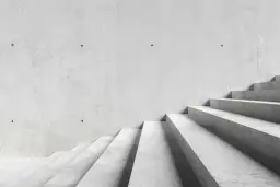 Jak skutecznie odnowić stare schody i uniknąć kosztownych błędów