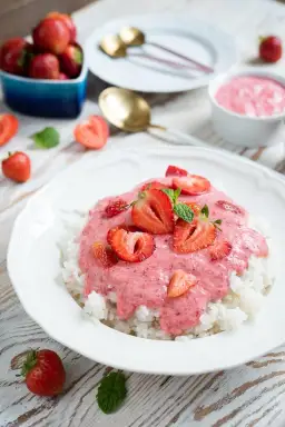 Prosty przepis na ryż z truskawkami jak w przedszkolu – smak dzieciństwa w domu