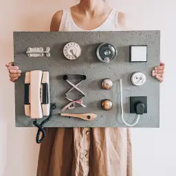 Jak stworzyć tablicę manipulacyjną dla dzieci DIY, która rozwija zmysły
