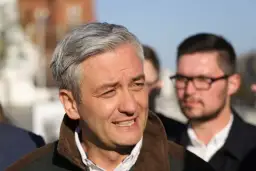 Biedroń ile ma lat? Zaskakujące fakty o jego życiu i karierze