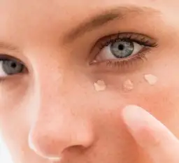 Jak ukryć worki pod oczami makijażem - skuteczne triki i produkty