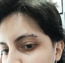 Kolczyk w brwi męski po której stronie wybrać, aby uniknąć błędów