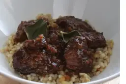 Gulasz wołowy z liściem laurowym na kaszy jęczmiennej. Długie duszenie sprawia, że mięso rozpływa się w ustach.