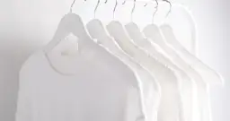 Skuteczne sposoby na wybielanie koszuli, które naprawdę działają