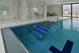 Ile kosztuje budowa basenu krytego w domu? Zaskakujące fakty i wydatki