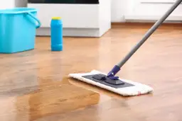 Jak umyć panele po remoncie? Poradnik bez smug i uszkodzeń