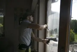 Jak myć okna bez smug? Sprawdzone triki i narzędzia.