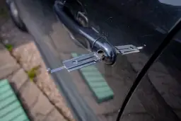 Centralny zamek nie działa? Szybkie triki i awaryjne otwieranie.