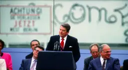 Kto był prezydentem Stanów Zjednoczonych, gdy upadł mur berliński?