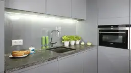 Kuchnia bez płytek? Odkryj 11 alternatyw nad blatem!