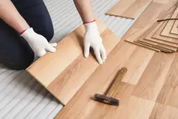 Jakie panele do łazienki? Winyl czy laminat? Poznaj fakty!