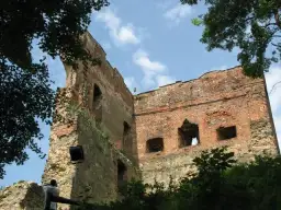 Ruiny zamku w Melsztynie - historia, odbudowa i atrakcje turystyczne