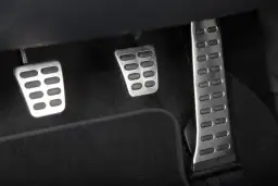 Jak puszczać sprzęgło przy ruszaniu, aby uniknąć zgaśnięcia silnika