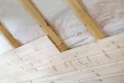 Jaką folię pod wełnę mineralną na strop wybrać, aby uniknąć wilgoci?