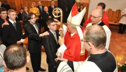 Co mówi świadek na bierzmowaniu? Kluczowe obowiązki i wsparcie